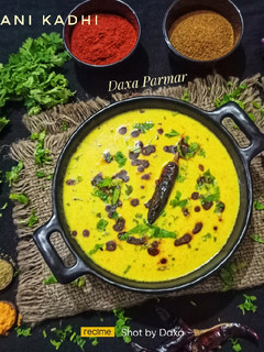 રાજસ્થાની કઢી (Rajasthani Kadhi Recipe In Gujarati) રેસીપી મુખ્ય ફોટો
