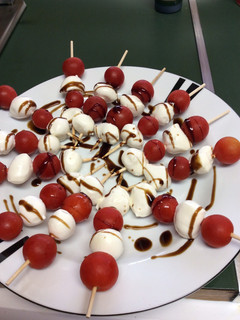Una foto de Aperitivo de tomate cherry y mozzarella