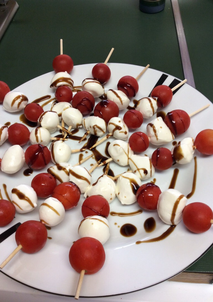 Una foto de Aperitivo de tomate cherry y mozzarella