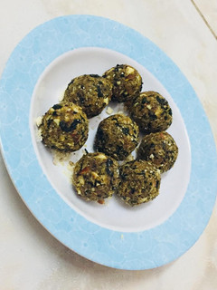 நெய் முருங்கைக்கீரை தேங்காய் லட்டு (nei murungai thengai laddu recipe in tamil) செய்முறை முக்கிய புகைப்படம்