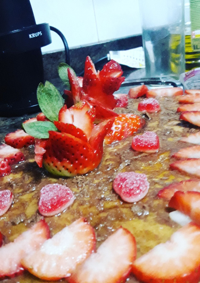 Una foto de Pudding de galletas de chocolate y fresas