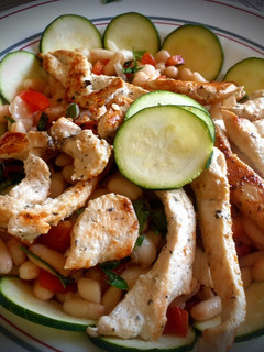 Una foto de Ensalada de Alubias blancas y pollo