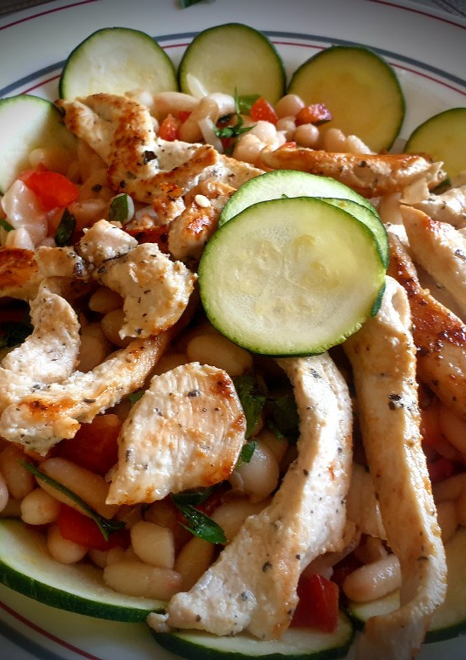 Una foto de Ensalada de Alubias blancas y pollo
