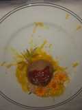 Mousse de chocolate con coulis de fresa y mango