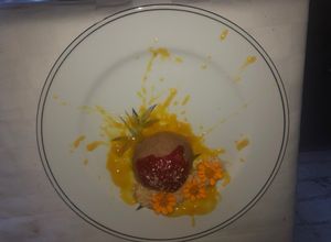 Una foto de Mousse de chocolate con coulis de fresa y mango