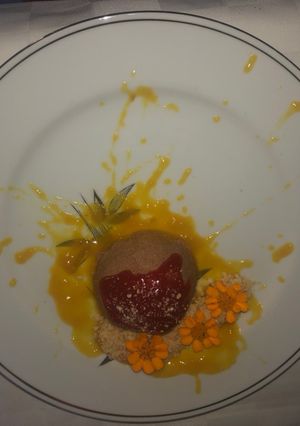 Una foto de Mousse de chocolate con coulis de fresa y mango