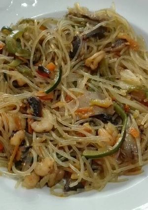 Una foto de Fideos de arroz con verduras y gambas