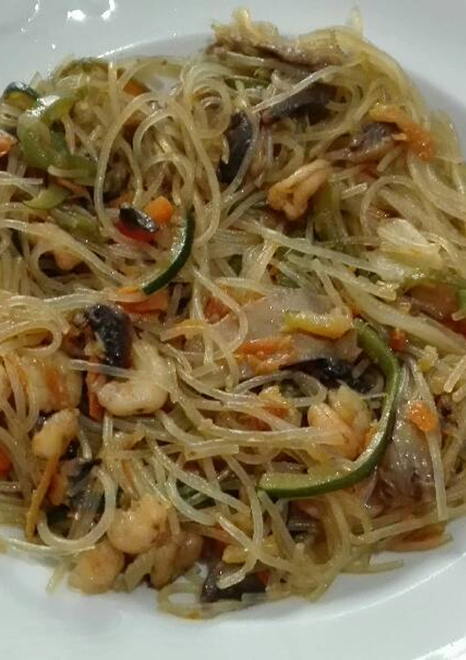 Una foto de Fideos de arroz con verduras y gambas