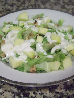Una foto de Ensalada con salsa de yogur