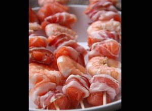 Une photo de Brochettes saumon crevettes Pancetta