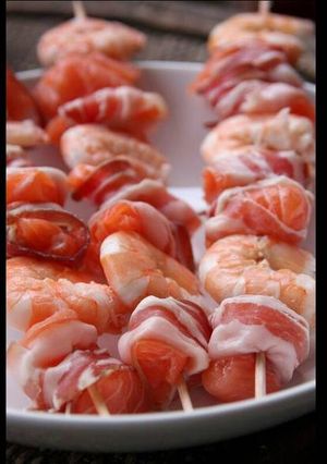 Une photo de Brochettes saumon crevettes Pancetta