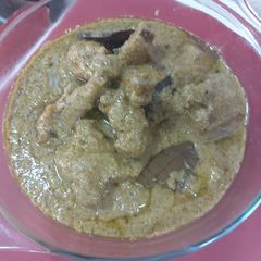 A picture of Chicken hariyali/ green chicken.