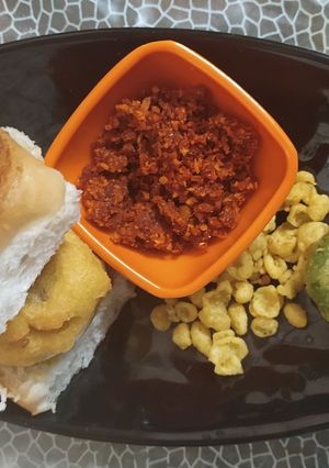 બોમ્બે વડાપાઉં(vada pav recipe in gujarati) રેસીપી મુખ્ય ફોટો