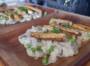 Una foto de Tofu con champiñones
