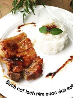 Hình của món Sườn cốt lếch rim nước dừa sốt bò.