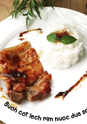 Hình của món Sườn cốt lếch rim nước dừa sốt bò.