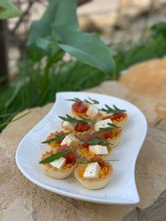 Una foto de Tartaletas de mozzarella con membrillo y huevo hilado