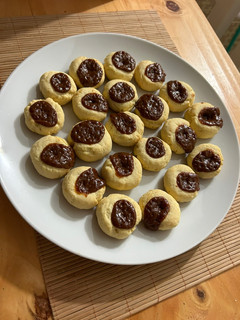 Una foto de Ojitos Dulce de leche o membrillo