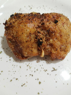 Una foto de Pierna de pollo deshuesada al ajillo en Airfryer