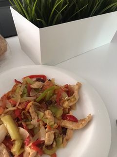 Una foto de Salteado de pollo con verduras