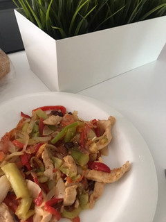 Una foto de Salteado de pollo con verduras