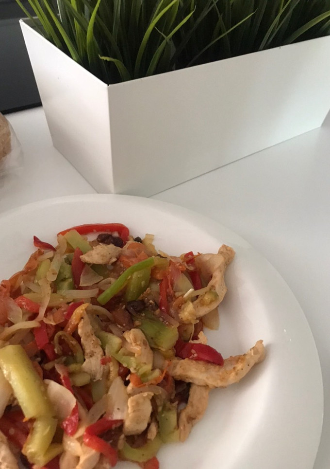 Una foto de Salteado de pollo con verduras