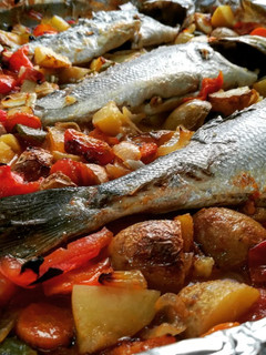 Una foto de Dorada al horno con verduras