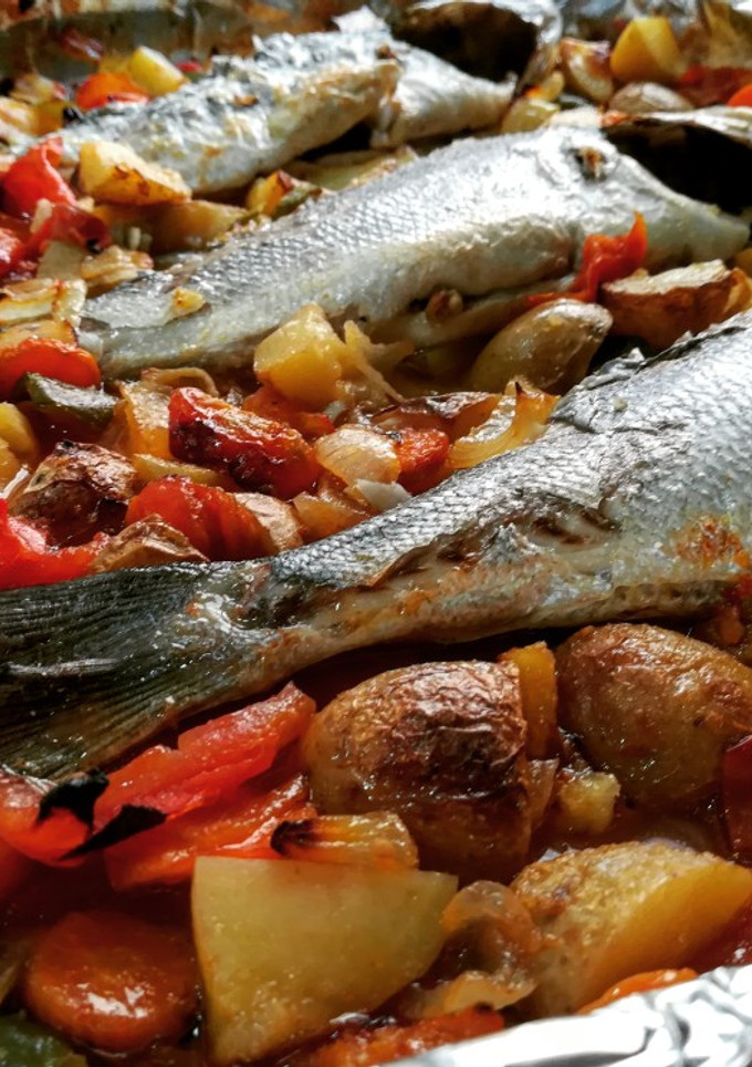 Una foto de Dorada al horno con verduras