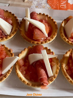 Una foto de Tartaletas de tomate, serrano y queso