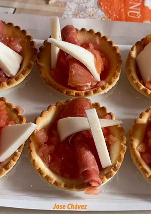 Una foto de Tartaletas de tomate, serrano y queso