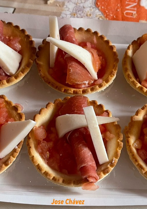 Una foto de Tartaletas de tomate, serrano y queso
