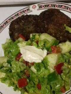 Una foto de Hamburguesas a la menta con ensalada fresca grez