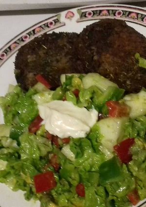 Una foto de Hamburguesas a la menta con ensalada fresca grez