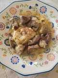 Hígado y mollejas de cabrito encebollado