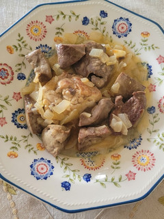 Una foto de Hígado y mollejas de cabrito encebollado