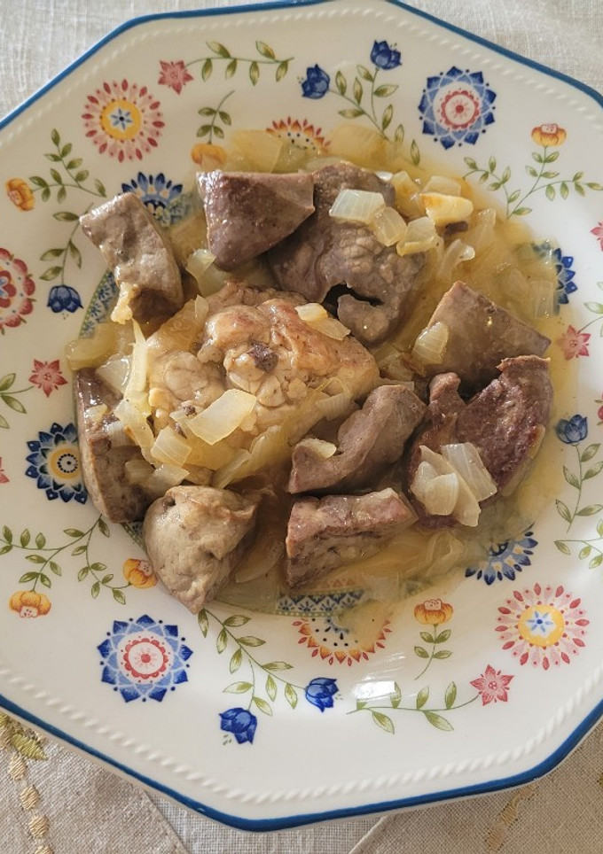 Una foto de Hígado y mollejas de cabrito encebollado