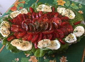Une photo de Trio de tomates à la romaine et mozzarella sauce balsamique