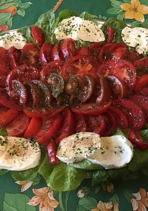 Une photo de Trio de tomates à la romaine et mozzarella sauce balsamique