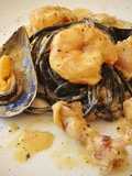 Espaguetis negros en crema de frutos de mar