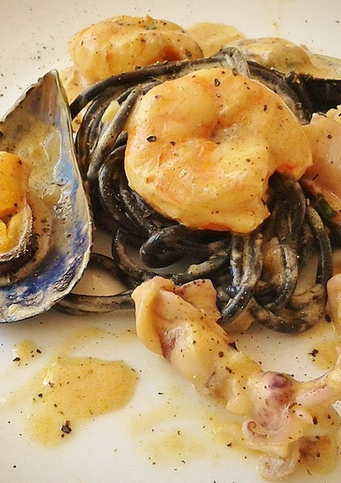 Una foto de Espaguetis negros en crema de frutos de mar