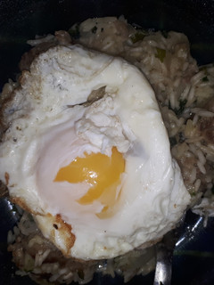 Una foto de Albóndigas con arroz y huevo frito