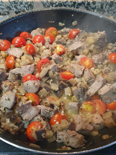 Una foto de Atún con berenjenas y tomatitos