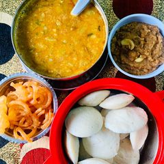 A picture of Idli and Bottle-gourd Sambhar.
