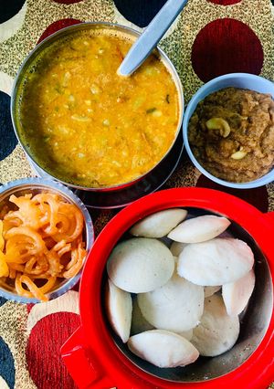 A picture of Idli and Bottle-gourd Sambhar.