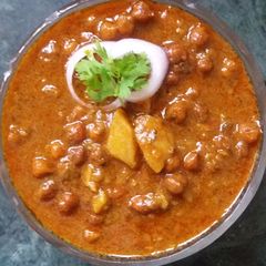 A picture of Kala Chana aloo Ki sabzi.