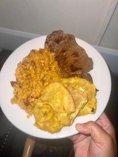 Una foto de Arroz mamposteado, ny strip y tostones