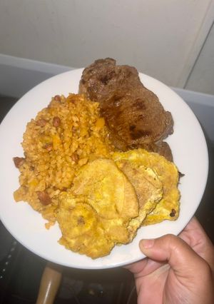Una foto de Arroz mamposteado, ny strip y tostones