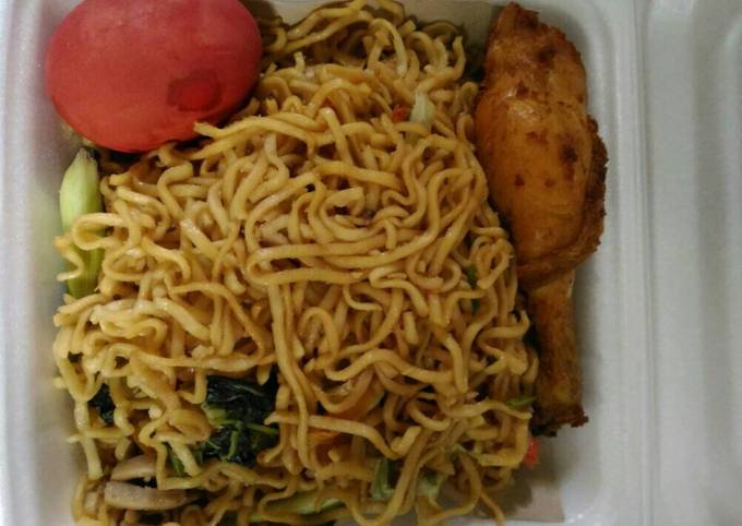 Mie goreng, telur merah, ayam goreng. (Tradisi Tionghoa)