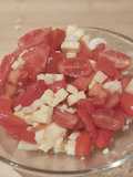 Ensalada de tomate con palmitos y queso