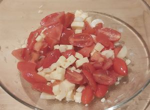 Foto principal de Ensalada de tomate con palmitos y queso